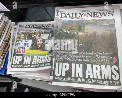 Le pagine anteriore di New York quotidiani di Domenica, 25 marzo 2018 relazione sui giorni precedenti 'Marco per la nostra vita' manifestazioni in tutto il paese e di Washington DC in risposta alla ripresa a Marjory Stoneman Douglas High School nel parco, Florida presumibilmente da 19 enne Nikolas Cruz che a sinistra almeno 17 morti. Sia il intensamente concorrenziale New York Daily News e il New York Post utilizzano identici in primo piano. (© Richard B. Levine) Foto Stock