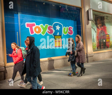 Segnaletica collocata sulla finestra del Toys R Us store in Times Square a New York venerdì 23 marzo, 2018 annunciare che il negozio è la chiusura e la liquidazione ha iniziato a. Toys R Us è la liquidazione e la chiusura di tutti i 735 dei suoi negozi negli Stati Uniti. Il CEO di MGA Entertainment, Issac Lariana, il creatore di bambole di Bratz, ha annunciato un impegno di 200 milioni di dollari e la creazione di una campagna GoFundMe, per salvare circa 400 dei 735 chiusura negozi. (© Richard B. Levine) Foto Stock