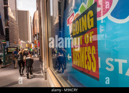 Segnaletica collocata sulla finestra del Toys R Us store in Times Square a New York venerdì 23 marzo, 2018 annunciare che il negozio è la chiusura e la liquidazione ha iniziato a. Toys R Us è la liquidazione e la chiusura di tutti i 735 dei suoi negozi negli Stati Uniti. Il CEO di MGA Entertainment, Issac Lariana, il creatore di bambole di Bratz, ha annunciato un impegno di 200 milioni di dollari e la creazione di una campagna GoFundMe, per salvare circa 400 dei 735 chiusura negozi. (Â© Richard B. Levine) Foto Stock