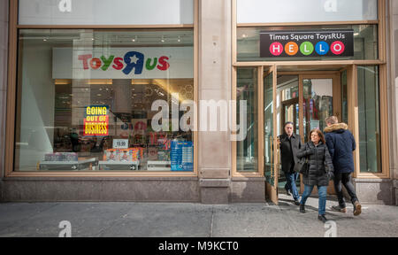Segnaletica collocata sulla finestra del Toys R Us store in Times Square a New York venerdì 23 marzo, 2018 annunciare che il negozio è la chiusura e la liquidazione ha iniziato a. Toys R Us è la liquidazione e la chiusura di tutti i 735 dei suoi negozi negli Stati Uniti. Il CEO di MGA Entertainment, Issac Lariana, il creatore di bambole di Bratz, ha annunciato un impegno di 200 milioni di dollari e la creazione di una campagna GoFundMe, per salvare circa 400 dei 735 chiusura negozi. (Â© Richard B. Levine) Foto Stock