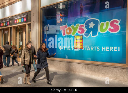 Segnaletica collocata sulla finestra del Toys R Us store in Times Square a New York venerdì 23 marzo, 2018 annunciare che il negozio è la chiusura e la liquidazione ha iniziato a. Toys R Us è la liquidazione e la chiusura di tutti i 735 dei suoi negozi negli Stati Uniti. Il CEO di MGA Entertainment, Issac Lariana, il creatore di bambole di Bratz, ha annunciato un impegno di 200 milioni di dollari e la creazione di una campagna GoFundMe, per salvare circa 400 dei 735 chiusura negozi. (Â© Richard B. Levine) Foto Stock