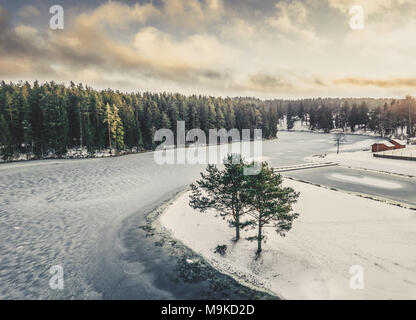 Bella foto dal di sopra del fiume rfrozen nella soleggiata giornata invernale - look vintage modifica Foto Stock