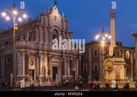 Piazza del Duomo con la facciata della cattedrale e la Fontana dell'Elefante 'u Liotru " simbolo di Catania, Sicilia, Italia. Foto Stock