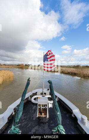 Inghilterra, sandwich. P22 US Navy patrol barca sul fiume. Prua della barca e Amercian bandiera svolazzanti sul montante mentre crusing lungo il fiume. Foto Stock