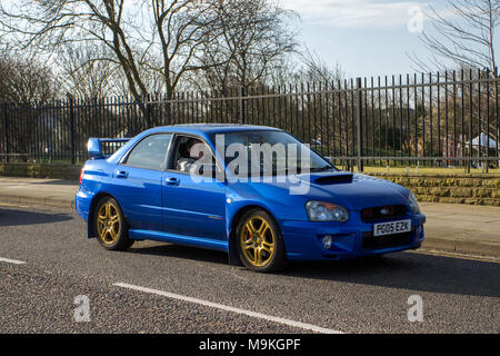 2005 Blue Subaru Impreza WRX Turbo al North-West Supercar evento come auto e turisti arrivano nella località costiera. Le supercar sono da paraurti a paraurti sulla spianata fronte mare, mentre gli appassionati di auto sportive e classiche godono di una giornata in auto. Foto Stock