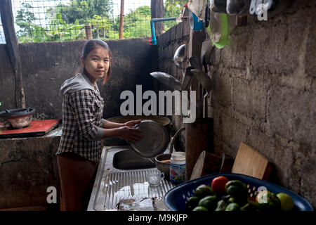 La donna lavora in una cucina. Lago Inle, Stato Shan, Myanmar Foto Stock