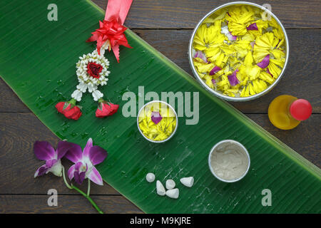 Tabella vista superiore decorazioni e firmare il Songkran festival o Thailandia anno nuovo sfondo vacanze concetto.piana oggetto laici preparare acqua con profumo flowe Foto Stock