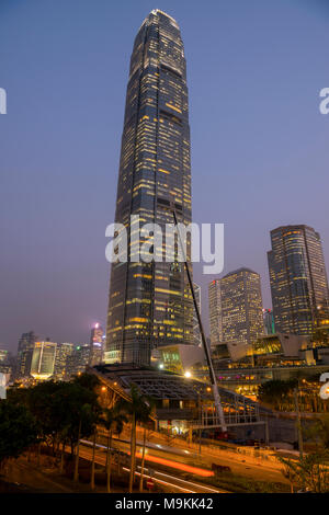 Due Centro Internazionale delle Finanze, IFC2 e centrale di progetti di costruzione, quartiere finanziario Centrale di Hong Kong, Cina. Foto Stock