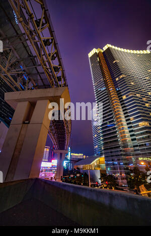Guardando verso l'alto l'aria Resort and Casino da ovest Harmond Ave a notte, Las Vegas, Navarda, U.S.A. Foto Stock