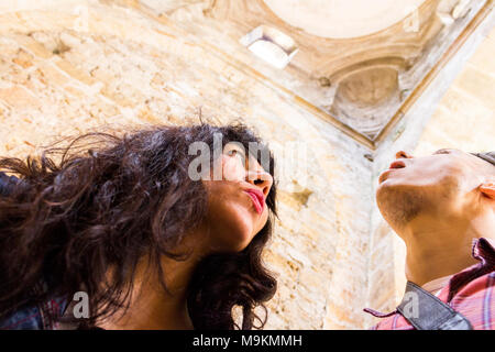 Coppia giovane visitare Santa Maria dello Spasimo. Palermo, Sicilia. Italia Foto Stock