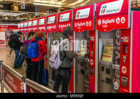 Trenita Self service ticket macchine a Roma Termini (Stazione Termini) Roma, Italia. Foto Stock