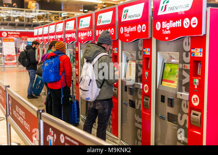 Trenita Self service ticket macchine a Roma Termini (Stazione Termini) Roma, Italia. Foto Stock