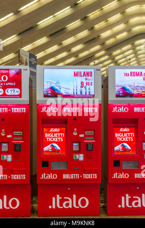 Italo Self service ticket macchine a Roma Termini (Stazione Termini) Roma pubblico principale terminale di trasporto per ferrovia, tram, taxi, metropolitana e autobus. Foto Stock