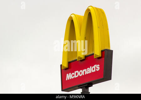 Un iconico elevato McDonald's firmare al di fuori del locale in uscita Newry City Irlanda del Nord Foto Stock