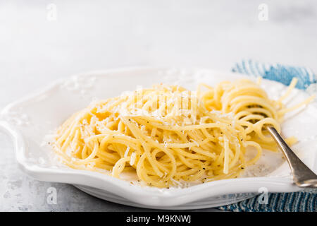 La pasta italiana con formaggio pecorino Foto Stock