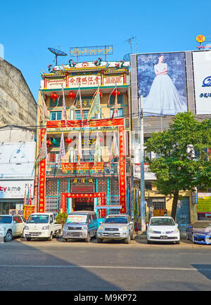 YANGON, MYANMAR - Febbraio 14, 2018: Cinese Tempio Buddista è decorata con lanterne e iscrizioni, situato in una strada larga di Chinatown (Tayok Foto Stock