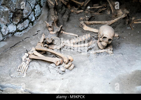 Scheletri e ossa delle vittime di una eruzione vulcanica in 79AD nella città romana di Ercolano, Italia Foto Stock