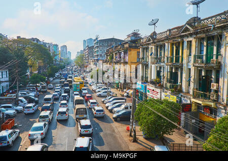 YANGON, MYANMAR - 14 febbraio 2018: il lento e il traffico pesante in Anorata Road, allungandosi lungo il centro cittadino, il 14 febbraio a Yangon. Foto Stock