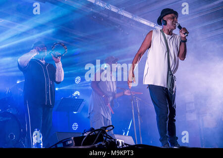 ****File foto** la cosa reale star EDDY AMOO è morto, di anni 73. Il voi a me sono tutto Singer morì improvvisamente in Australia prima di questa settimana (beg19Feb18). Amoo ha iniziato la sua carriera negli anni sessanta con banda Merseybeat i canti, che erano stati brevemente manager dai Beatles svengali Brian Epstein. Successivamente è entrato il fratello Chris in la cosa reale, che divenne il primo tutto nero band britannica per avere un numero NEL REGNO UNITO un unico nel 1976. Che canzone è per me sono tutto, anche raggiunto il numero cinque un decennio più tardi. Il gruppo ha altri colpi incluso non riesco a ottenere da senza di voi amore è un meraviglioso Thi Foto Stock