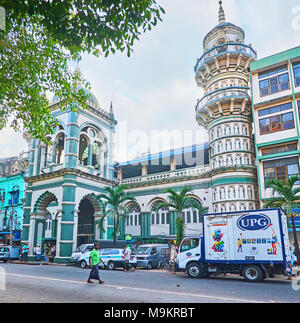 YANGON, MYANMAR - Febbraio 14, 2018: la facciata del sunnita Surti Moschea Jammah - il più antico tempio musulmano in città, situato nella strada Shwebontha, su Februa Foto Stock