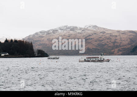 Tour in barca sul Loch Lomond vicino a Tarbet, Scozia, in primavera. Il lago è una parte del Trossachs Parco Nazionale ed è il più grande corpo terrestre di acqua Foto Stock