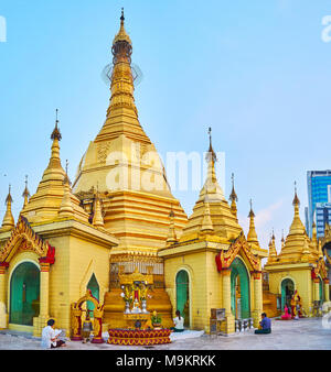 YANGON, MYANMAR - 14 febbraio 2018: il golden stupa di Sule Pagoda è sormontato con tradizionale hti elemento decorativo - ombrello con motivi in rilievo Foto Stock