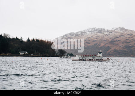 Tour in barca sul Loch Lomond vicino a Tarbet, Scozia, in primavera. Il lago è una parte del Trossachs Parco Nazionale ed è il più grande corpo terrestre di acqua Foto Stock