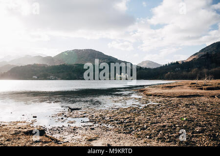 Vista del Loch Shiel e Scottish paesaggio vicino Glenfinnan, Inverness-shire, Scozia, su una molla a freddo giorno di sole. Foto Stock