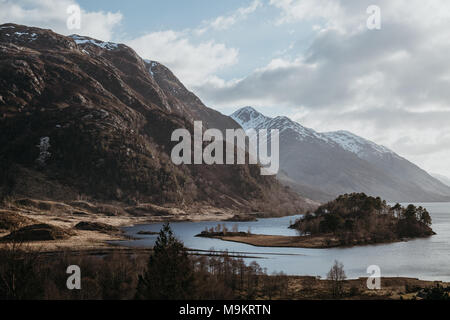 Vista del Loch Shiel e Scottish paesaggio vicino Glenfinnan, Inverness-shire, Scozia, su una molla a freddo giorno di sole. Foto Stock