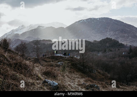 Persone non identificate su una piattaforma di osservazione vicino al viadotto Glenfinnan, Scozia. Il viadotto è presentato in due film di Harry Potter con Hogwards Express Foto Stock