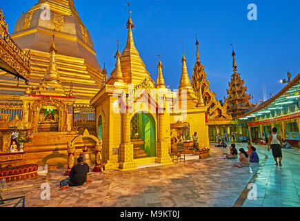 YANGON, MYANMAR - Febbraio 14, 2018: Sule Pagoda è famosa come uno del santissimo siti buddista in città e lo splendido esempio di architettura B Foto Stock