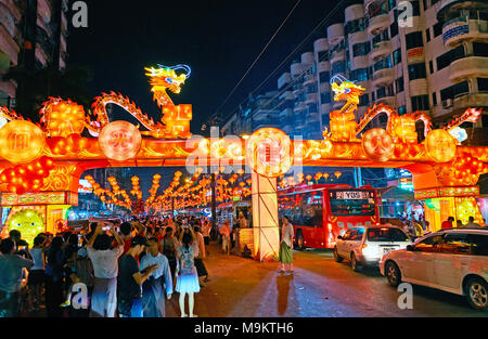 YANGON, MYANMAR - Febbraio 14, 2018: la folla di gente del posto e turisti presso il cancello di ingresso per il Festival di Primavera (Anno Nuovo Cinese) in Chinatown, dec Foto Stock