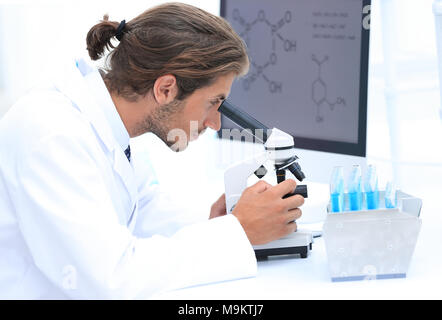 Senior tecnico di laboratorio mediante microscopio in laboratorio Foto Stock