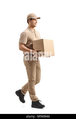 Lunghezza piena ripresa di profilo di un delivery guy portando un pacchetto e a pochi isolati su sfondo bianco Foto Stock