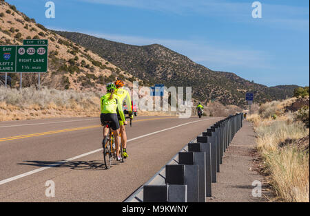 Un giovane corse un tandem mountain bike sul vecchio tracciato 66 vicino Tijeras, Nuovo Messico, Stati Uniti d'America. Foto Stock