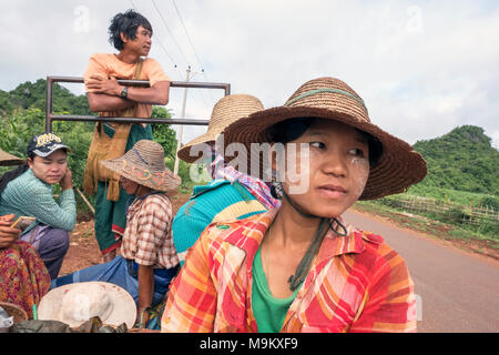 Gli abitanti di un villaggio in viaggio per lavoro su un veicolo aperto. Panpet, Stato Kayah, Myanmar Foto Stock