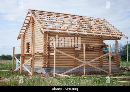 Casa suburbana fatta ​​of log in costruzione Foto Stock