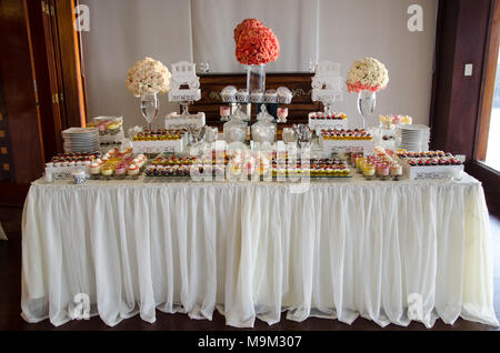 La decorazione di una caramella tabella di nozze Foto Stock