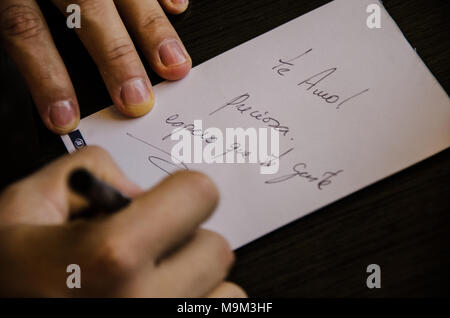 Lettera d'amore che dice "ti amo bello' Foto Stock