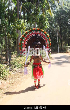 Puthan e thira,un ritualismo forma d'arte del Kerala,durante un festival tempio.it rappresenta il signore Shiva e kali Foto Stock