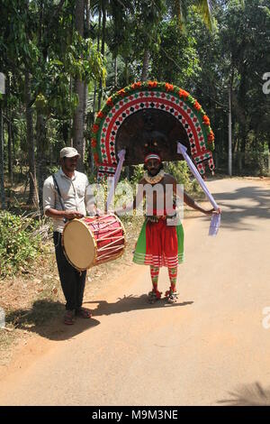 Puthan e thira,un ritualismo forma d'arte del Kerala,durante un festival tempio.it rappresenta il signore Shiva e kali Foto Stock