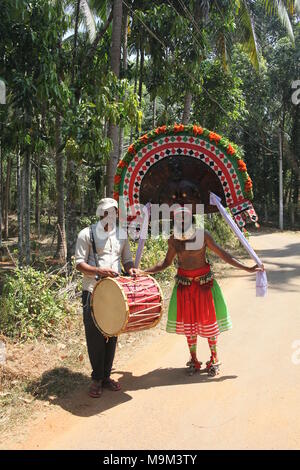 Puthan e thira,un ritualismo forma d'arte del Kerala,durante un festival tempio.it rappresenta il signore Shiva e kali Foto Stock