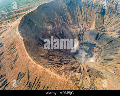 Indonesia. Isola di Giava. Il vulcano attivo Bromo. Vista aerea del cratere e molti turisti sulla caldera Foto Stock