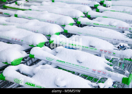 Asda shopping trollies coperto di neve durante la bestia da est tempesta di neve. Foto Stock