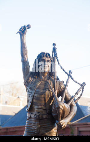 Statua del cantante, Bon Scott, di rock band AC/DC in Kerriemuir Angus Scozia. Foto Stock