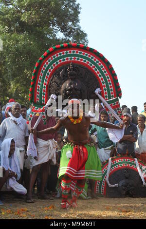 Le foto scattate durante un festival tempio vicino a thrissur,con puthan thira,trattamento viso make up,rituali Foto Stock