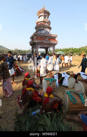 Le foto scattate durante un festival tempio vicino a thrissur,con puthan thira,trattamento viso make up,rituali Foto Stock