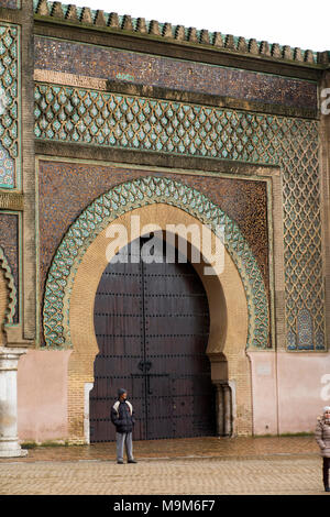 Il Marocco, Meknes, Place el Hedim, Bab El Mansour Gate, Gateway Imperiale costruito nel 1732 Foto Stock