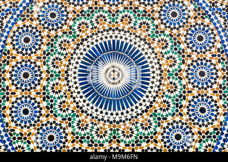 Il Marocco, Meknes, Place el Hedim, colorato zellij tilework modellato decorazione fontana di acqua Foto Stock