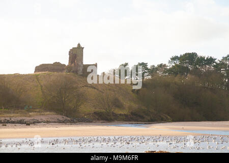 I resti del castello di rosso vicino Lunan Bay Angus Scozia. Foto Stock